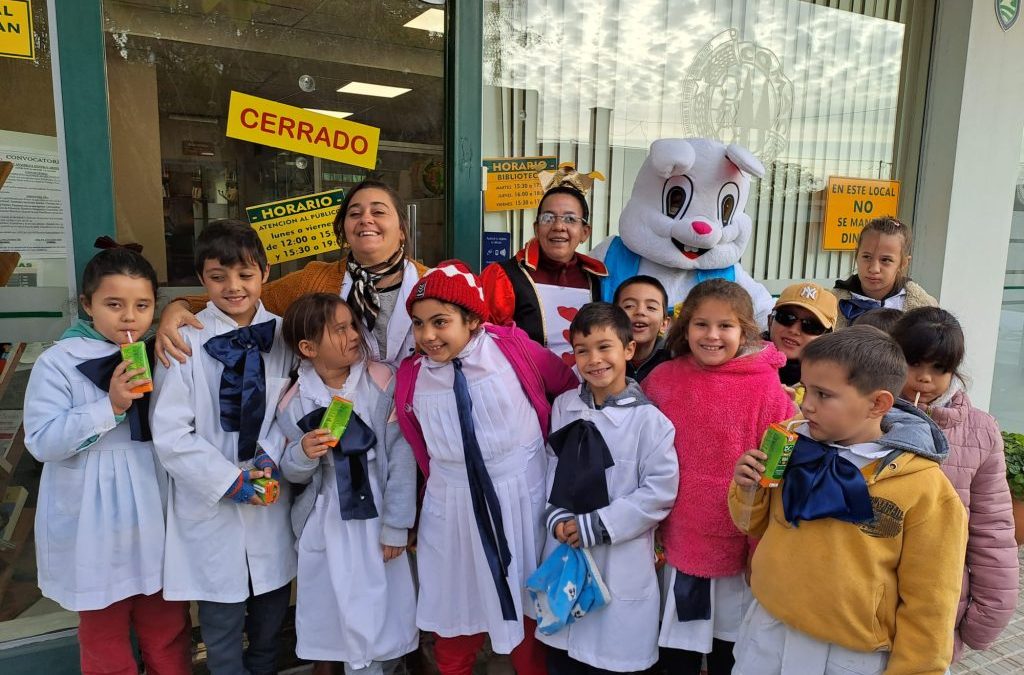 Actividad «Alicia en el país de las Maravillas» en Biblioteca de COMAC.